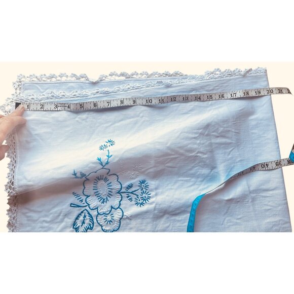 Vintage Embroidered Floral Table Runner With Crocheted Edges 18x42 - Picture 4 of 11